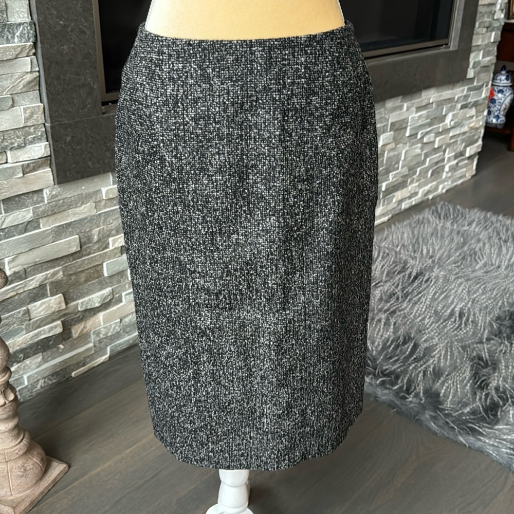 Escada Size 38 (US 6) Alpaca Skirt with Full Lining.